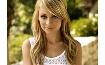 Николь Ричи показала грудь в аэропорту