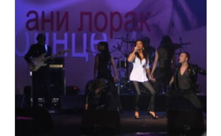 Ани Лорак покоряет украинцев солнечными песнями