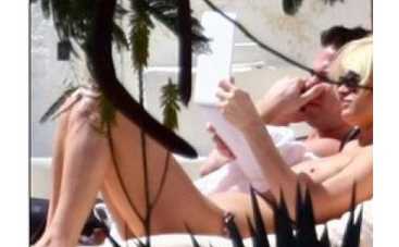 Пэрис Хилтон показала грудь