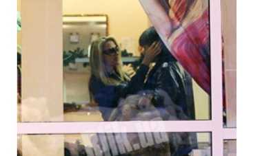 Сумская тайно встречается с молодым парнем