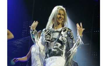 Боре Апрелю купили "серебряную" обувь