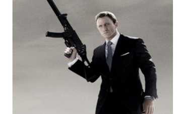 Джеймса Бонда пригласили в Париж