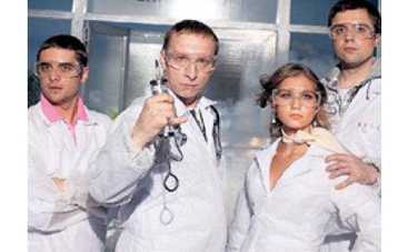 "Интерны" учатся ощупывать женскую грудь