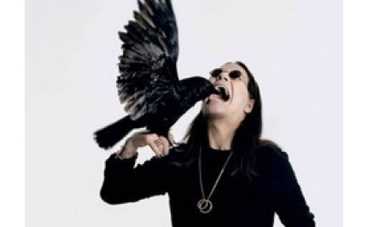 Оззи Осборн подарил бездомному дорогое украшение