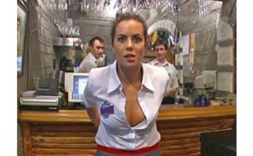 Каменских стала официанткой