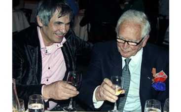 Бари Алибасов вручил Пьеру Кардену медаль "За взятие Сталинграда"