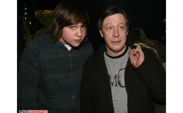 Ефремов запрещает сыну выходить из дома