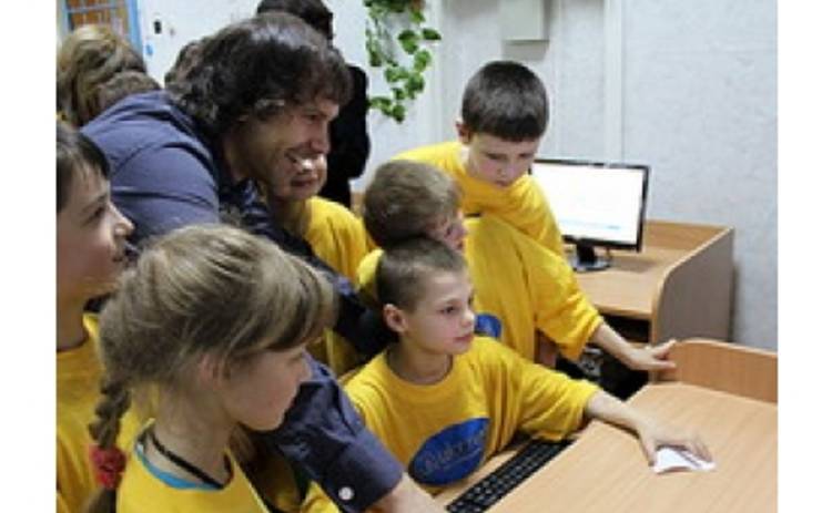 Святослав Вакарчук подарил детям компьютерный класс