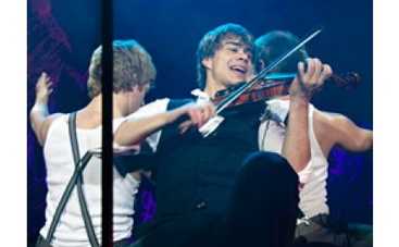 Александр Рыбак показал прессе приз победителю "Евровидения"