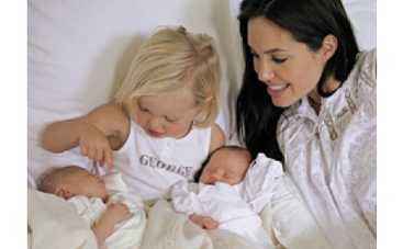 Дочка Джоли и Питта получила в подарок джип