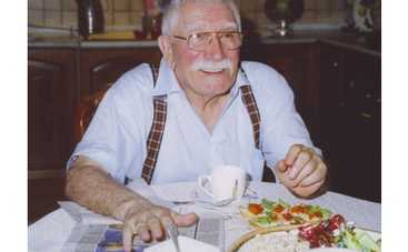 Армен Джигарханян стал отцом Рыча из "Кармелиты"