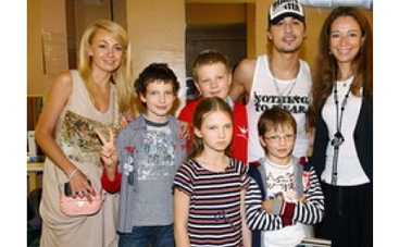 Звездные матери-одиночки поздравили детей-сирот