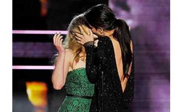 Сандра Баллок и Скарлетт Йоханссон шокировали откровенным поцелуем