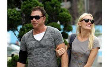 Микки Рурк сбрил волосы ради русской подруги