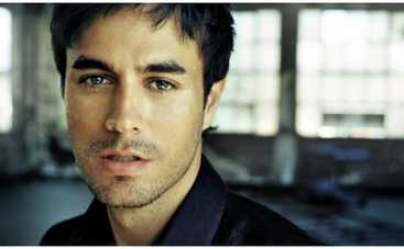 Энрике Иглесиас позволил фанаткам заглянуть себе в штаны