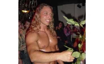 Тарзан продает женское белье