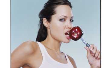 Анджелина Джоли уволила работника московского отеля