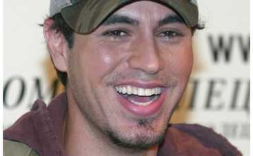 Энрике Иглесиас обнажился публично