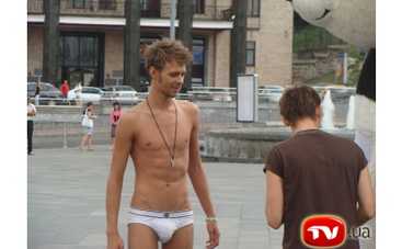 Макс Барских бегал по центру Киева в одних трусах