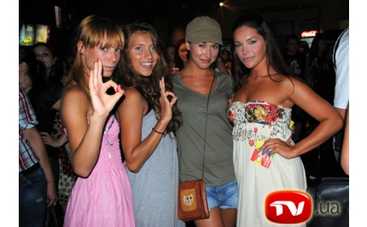 Real O в вечерних платьях читали рэп