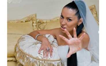 Oksi выходит замуж за бизнесмена