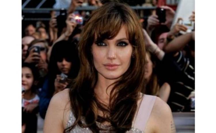 Анджелина Джоли облачилась в чадру ФОТО