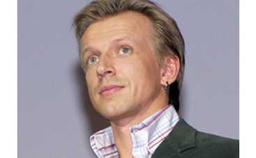 Антон Комолов показал интимный пирсинг