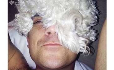 Робби Уильямс примеряет парики из собак ФОТО