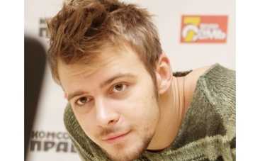 Макс Барских разрабатывает себе тату