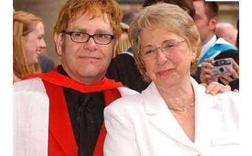 Мать Элтона Джона привлекает внимание фанатов певца