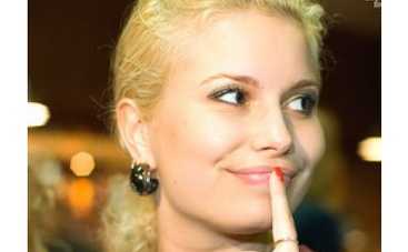 Солистка "Блестящих" оголила грудь ФОТО