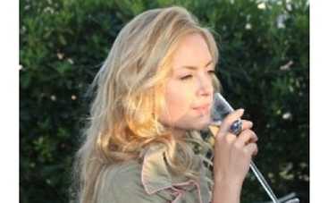 Пьяная солистка Reflex пугала монашек