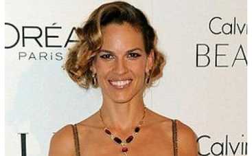 Хилари Суонк вышла в свет с небритыми подмышками ФОТО