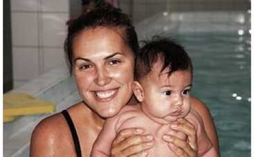 Сын Яны Клочковой уже плавает в бассейне