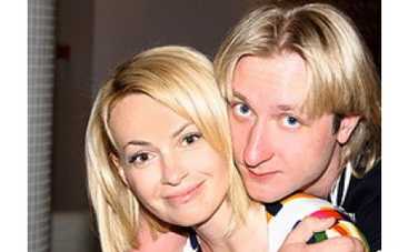 Рудковская и Плющенко купаются с акулами