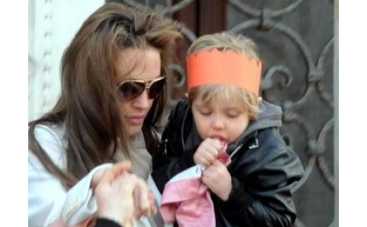 Дочь Джоли и Питта играет с трупом птицы