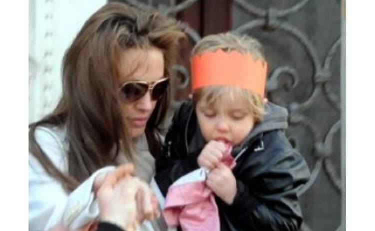 Дочь Джоли и Питта играет с трупом птицы