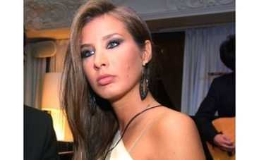 Кэти Топурия гуляет с чемпионом мира по боям без правил