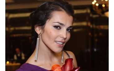 Сати Казанова показала легкий стриптиз [ФОТО]