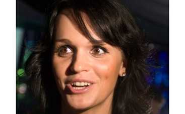 Слава сплевывает на комплименты