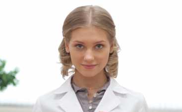 Звезда "Интернов" снялась в постельной сцене со свиньей