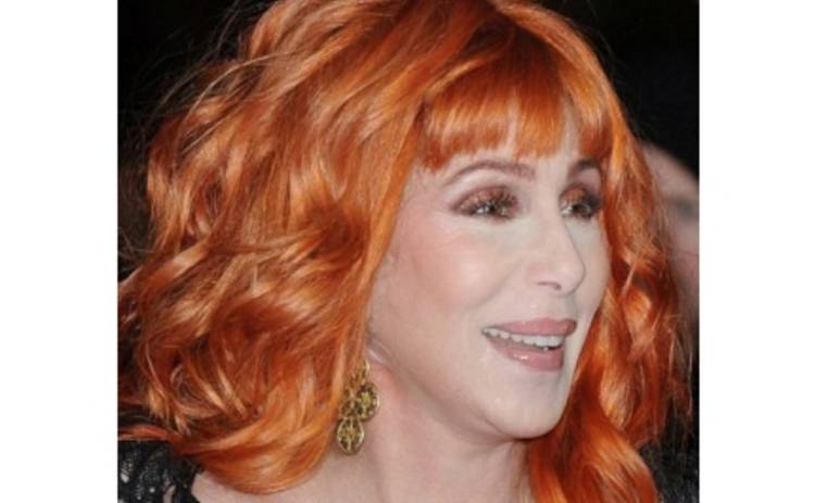 Шер сделала подтяжку лица… скотчем