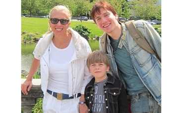 Алена Свиридова вытянула на сцену сына