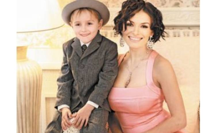 Надежда Мейхер с сыном на МЫ