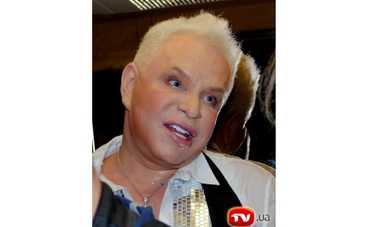 Борис Моисеев учится ходить