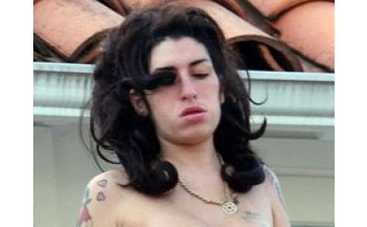 Эми Уайнхаус оголилась на балконе ФОТО