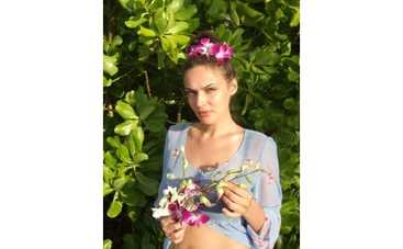 Алена Водонаева ковыряется в носу