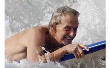 Майкл Дуглас восстанавливает силы на пляже