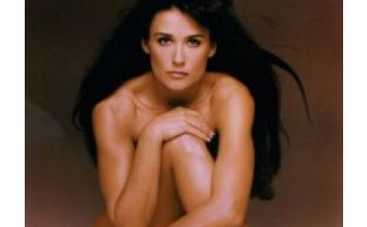 Деми Мур сидит на шоколаде