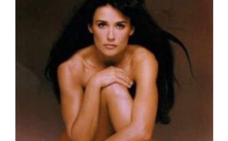 Деми Мур сидит на шоколаде